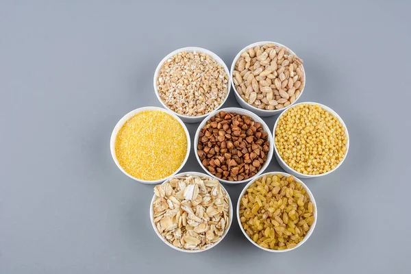 Farklı tahıl taneleriyle kurulmuş. Mısır gevreği koleksiyonu. Farklı tahıllar. Organik tam tahıllar.