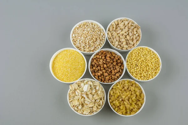 Farklı tahıl taneleriyle kurulmuş. Mısır gevreği koleksiyonu. Farklı tahıllar. Organik tam tahıllar.