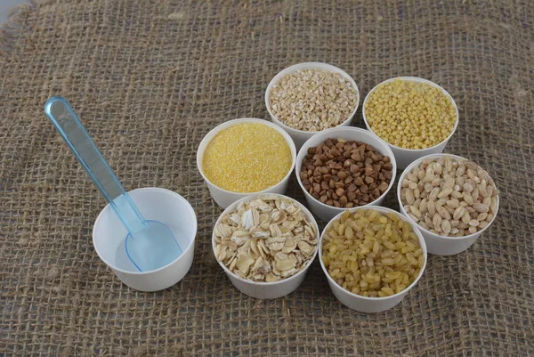 Farklı tahıl taneleriyle kurulmuş. Mısır gevreği koleksiyonu. Farklı tahıllar. Organik tam tahıllar.