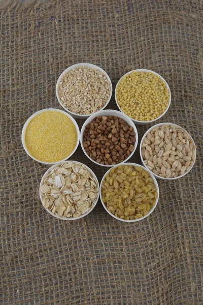 Farklı tahıl taneleriyle kurulmuş. Mısır gevreği koleksiyonu. Farklı tahıllar. Organik tam tahıllar.