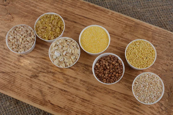 Farklı tahıl taneleriyle kurulmuş. Mısır gevreği koleksiyonu. Farklı tahıllar. Organik tam tahıllar.