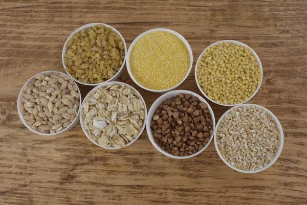 Farklı tahıl taneleriyle kurulmuş. Mısır gevreği koleksiyonu. Farklı tahıllar. Organik tam tahıllar.