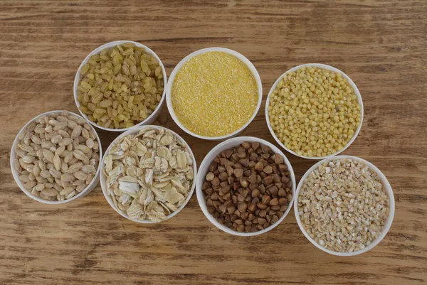 Farklı tahıl taneleriyle kurulmuş. Mısır gevreği koleksiyonu. Farklı tahıllar. Organik tam tahıllar.