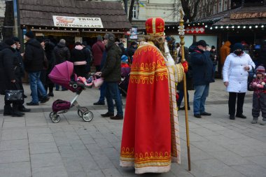 Lviv, Ukrayna - Aralık 2021: Lviv Noel Fuarı 2021. Yeni yıl ve Noel kutlamaları sırasında Nicholas ve Noel Baba.