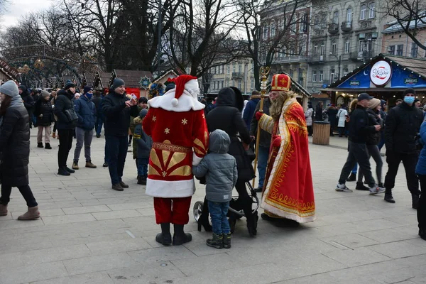 2021年12月 乌克兰利沃夫 利沃夫圣诞博览会上的圣尼古拉斯2021街 圣诞佳节 期间的尼古拉斯及圣诞老人 — 图库照片