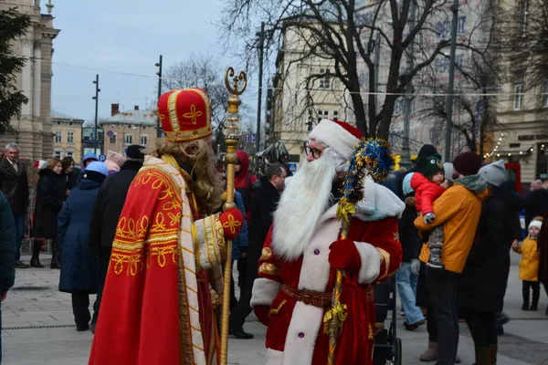 ウクライナのリヴィウ 2021年12月 聖ニコラス リヴィウクリスマスフェア2021 大量の新年とクリスマスの祭りの間にニコラスとサンタクロース — ストック写真