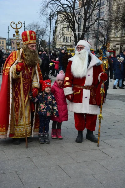 ウクライナのリヴィウ 2021年12月 聖ニコラス リヴィウクリスマスフェア2021 大量の新年とクリスマスの祭りの間にニコラスとサンタクロース — ストック写真