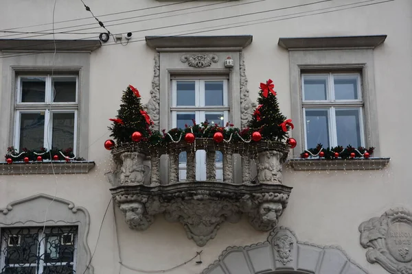 Świąteczne Dekoracje Balkonu Obwódką Choinki Szyszki Kolorowe Kulki Świąteczne Lekkie — Zdjęcie stockowe