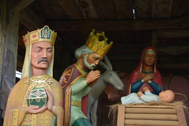 Ocak 2021. Lviv. Ukrayna. Geleneksel Noel süsü. İsa Mesih 'in doğduğu sahne. Noel doğum sahnesi. Beytüllahim yıldızının sembolleri. .