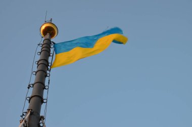 Binanın ön cephesinde Ukrayna 'nın sarı-mavi bayrağı. Lviv, Ukrayna. Lviv 'deki belediye binasında Ukrayna bayrağı var..
