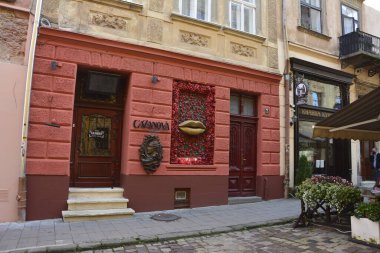 LVIV UKRAINE 2021: Cazanova ShowClub restoranı tabelası Giacomo Girolamo Casanova zamanında Venedik 'e geri dön..