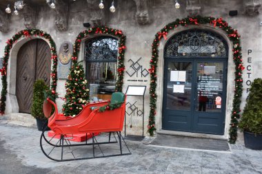 Lviv. Aralık 2021 'de eski bir binanın yakınındaki yeni yıl sokak tesisi. Lviv sokaklarında Noel dekorasyonu..