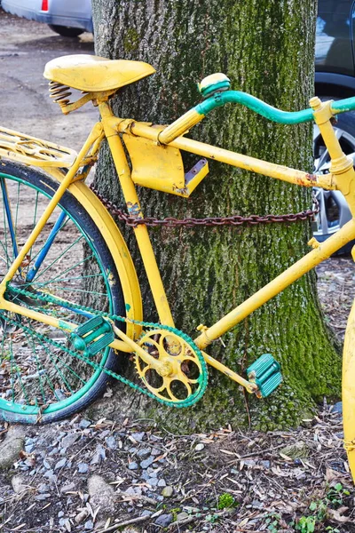 Desgastado Bicicleta Vintage Encostado Parede Uma Casa Ancestral Bicicleta Vintage — Fotografia de Stock
