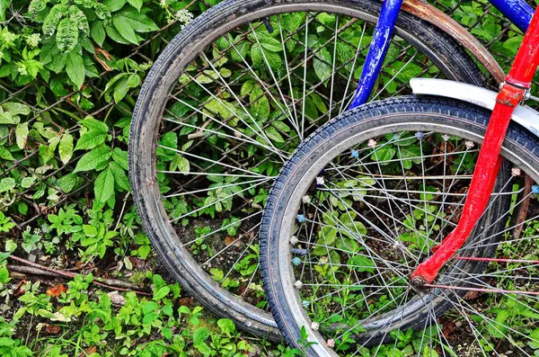 Desgastado Bicicleta Vintage Encostado Parede Uma Casa Ancestral Bicicleta Vintage — Fotografia de Stock