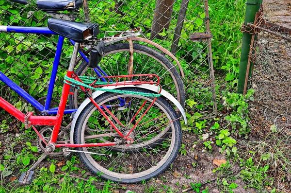 Desgastado Bicicleta Vintage Encostado Parede Uma Casa Ancestral Bicicleta Vintage — Fotografia de Stock