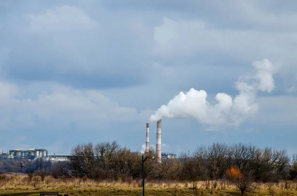 Çimento Fabrikasının Bacaları Manzaranın Arka Planına Gökyüzüne Karşı Endüstriyel Emisyonlardan — Stok fotoğraf