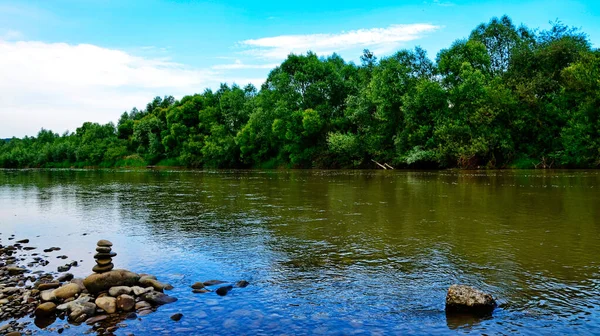 Zbliżenie Stosów Skał Brzegu Rzeki Lesie — Zdjęcie stockowe