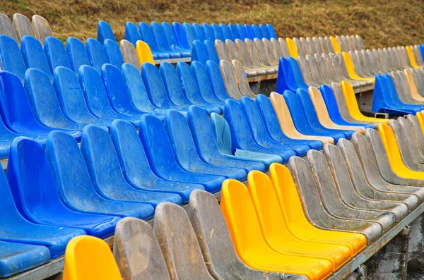Stadyumdaki Boş Sandalyeler Renkli Sandalyelerin Sıraları Yatay Çekimde Renkli Plastik — Stok fotoğraf