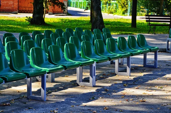 スタジアムで列に空の椅子カラフルな椅子の行水平撮影でカラフルなプラスチック製の椅子 — ストック写真