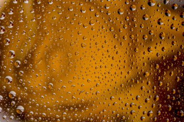 Kabarcıklar ve su damlalarından oluşan dokuların tam çerçevesi. Arka plan, su bir yüzeye düşer.