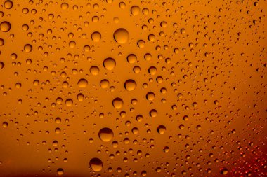 Kabarcıklar ve su damlalarından oluşan dokuların tam çerçevesi. Arka plan, su bir yüzeye düşer.