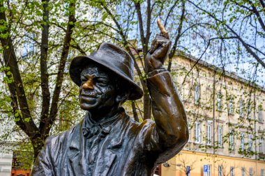 Lviv.Ukrayna 04.05.2014 Nikifor heykeli Lviv Ukrayna 'da. Polonyalı ressam Nikifor Krynicki heykeli. Lviv Şehri ve Nikifor Krynicki Anıtı