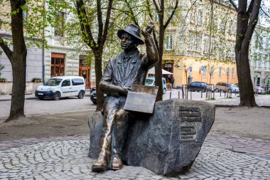 Lviv.Ukrayna 04.05.2014 Nikifor heykeli Lviv Ukrayna 'da. Polonyalı ressam Nikifor Krynicki heykeli. Lviv Şehri ve Nikifor Krynicki Anıtı