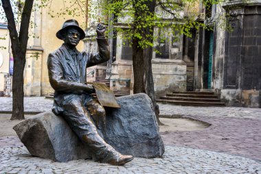 Lviv.Ukrayna 04.05.2014 Nikifor heykeli Lviv Ukrayna 'da. Polonyalı ressam Nikifor Krynicki heykeli. Lviv Şehri ve Nikifor Krynicki Anıtı