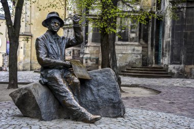 Lviv.Ukrayna 04.05.2014 Nikifor heykeli Lviv Ukrayna 'da. Polonyalı ressam Nikifor Krynicki heykeli. Lviv Şehri ve Nikifor Krynicki Anıtı