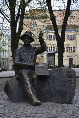 Lviv.Ukrayna 04.05.2014 Nikifor heykeli Lviv Ukrayna 'da. Polonyalı ressam Nikifor Krynicki heykeli. Lviv Şehri ve Nikifor Krynicki Anıtı