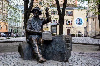 Lviv.Ukrayna 04.05.2014 Nikifor heykeli Lviv Ukrayna 'da. Polonyalı ressam Nikifor Krynicki heykeli. Lviv Şehri ve Nikifor Krynicki Anıtı