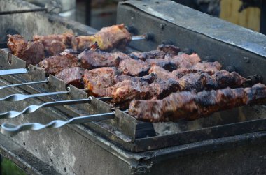 Marine, Barbekü ızgarası üzerinde kömür üzerine hazırlanıyor. Doğu Avrupa 'da popüler olan shashlik veya Shish Kebab. Shashlyk (skewered et) aslında kuzu yapılmıştır.