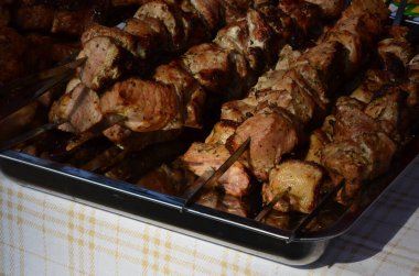 Marine, Barbekü ızgarası üzerinde kömür üzerine hazırlanıyor. Doğu Avrupa 'da popüler olan shashlik veya Shish Kebab. Shashlyk (skewered et) aslında kuzu yapılmıştır.