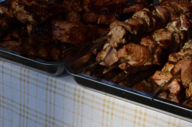 Marine, Barbekü ızgarası üzerinde kömür üzerine hazırlanıyor. Doğu Avrupa 'da popüler olan shashlik veya Shish Kebab. Shashlyk (skewered et) aslında kuzu yapılmıştır.