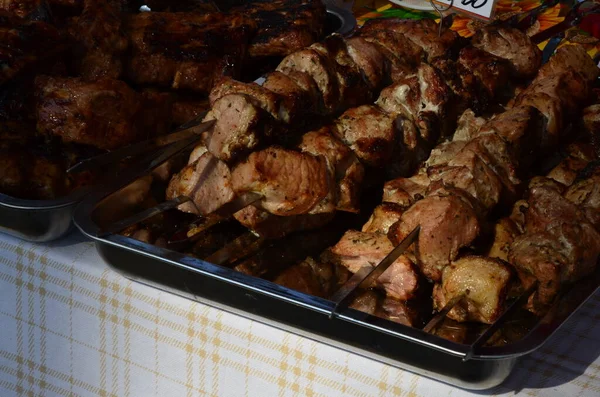 Marine, Barbekü ızgarası üzerinde kömür üzerine hazırlanıyor. Doğu Avrupa 'da popüler olan shashlik veya Shish Kebab. Shashlyk (skewered et) aslında kuzu yapılmıştır.