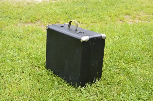 Zwarte Koffer Lag Groen Gras Metalen Hoeken Sterke Romp Tovenaar — Stockfoto