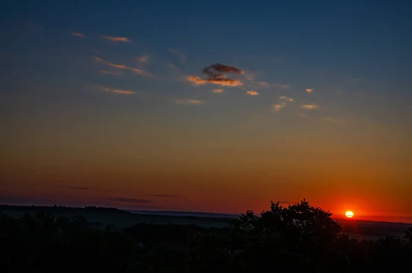 Cenário Panorâmico Lindo Nascer Sol Forte Com Forro Prateado Nuvem — Fotografia de Stock