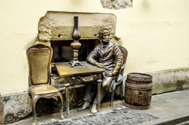 Lviv, Ukrayna - Kasım 2021: Gaz lambası mucidi Jan Zech 'in anıtı. Ermeni sokağı, mucitlere adanmış açık anıt gazyağı lambaları Jan Zeh ve Ignacio Lukasiewicz