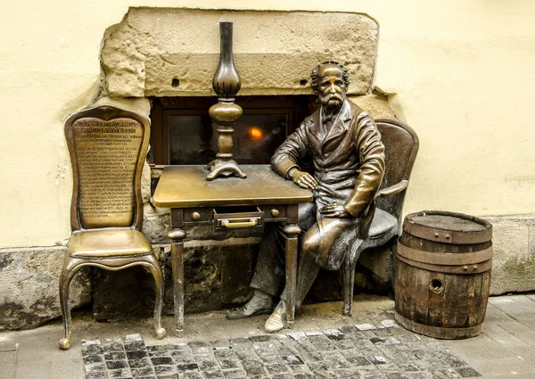 Lviv, Ukrayna - Kasım 2021: Gaz lambası mucidi Jan Zech 'in anıtı. Ermeni sokağı, mucitlere adanmış açık anıt gazyağı lambaları Jan Zeh ve Ignacio Lukasiewicz