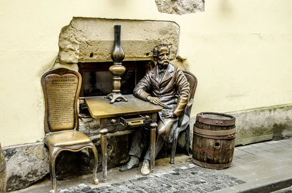 Lviv, Ukrayna - Kasım 2021: Gaz lambası mucidi Jan Zech 'in anıtı. Ermeni sokağı, mucitlere adanmış açık anıt gazyağı lambaları Jan Zeh ve Ignacio Lukasiewicz