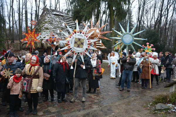 ウクライナのリヴィウ 2021年1月 リヴィウで正教会のクリスマスのお祝い クリスマススターの閃光 クリスマスの星のパレード 参加者伝統的な垂直パレードのクリスマス — ストック写真
