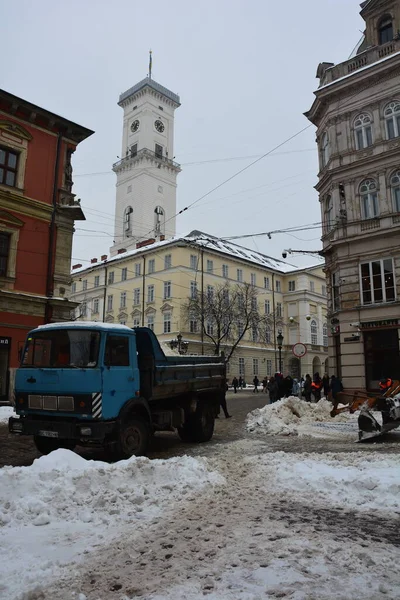 리비우 우크라이나 2022 Snow 트랙터와 순환하는 브러시가 공원의 자동화 사용하는 — 스톡 사진