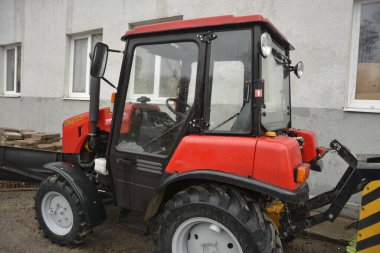 Lviv. Ukrayna. Kasım, 2021 Modern küçük traktör Belarus 320.4 Minsk Traktör Works tarafından üretildi..