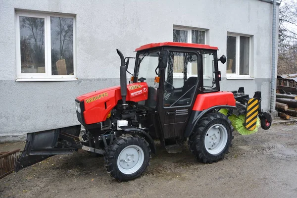 리비우 우크라이나 2021 Modern Small Tractor Belarus 320 민스크 트랙터 — 스톡 사진