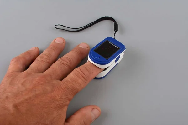 Close Shot Patient Hand Pulse Oximeter Attached Finger Monitoring Saturation — Stock Photo, Image