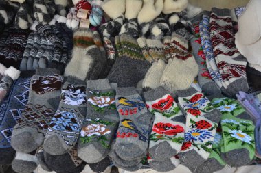 Sıcak kış el yapımı yün çoraplar. El yapımı el yapımı ve örgü örülmüş renkli çoraplar.