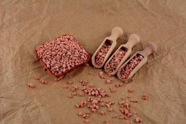 Kırmızı gübreli mineral gübresi. Kırmızı gübre, kırmızı toplar. Kavanozda kırmızı gübre yığını. Nitrojen (N): yaprak büyümesi, Fosfor (P): Köklerin gelişimi, Potasyum (K): Güçlü kök büyümesi