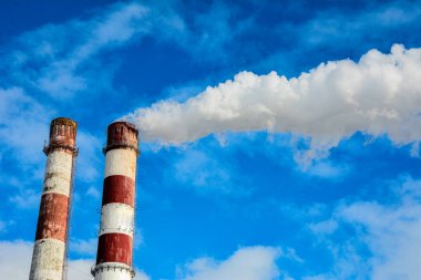 Bacalardan duman çıkıyor. Elektrik santrali bacalarından çıkan kirli duman pipo tüttürüyor. Kavram endüstrisi çevresel sorunları