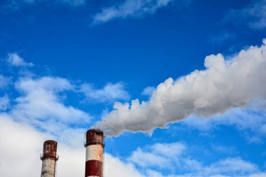 Bacalardan duman çıkıyor. Elektrik santrali bacalarından çıkan kirli duman pipo tüttürüyor. Kavram endüstrisi çevresel sorunları