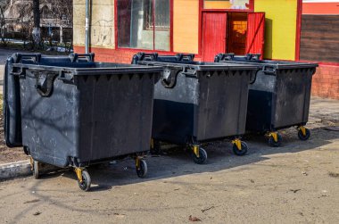 Şehir çöp konteynırları. Çöp kamyonu yolda bekliyor..